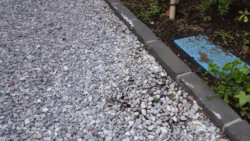 白砂利に黒土が混ざった写真