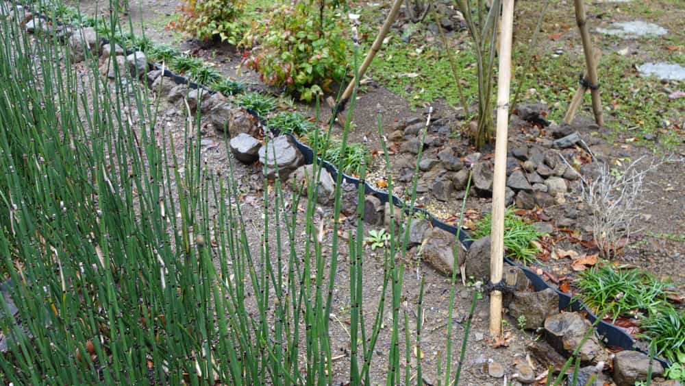 あぜ板を隠す石