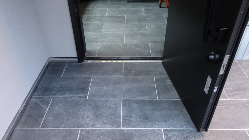 馬貼り（玄関まわり）