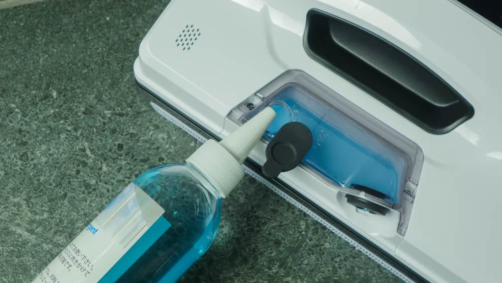 タンクへ専用洗剤を補充