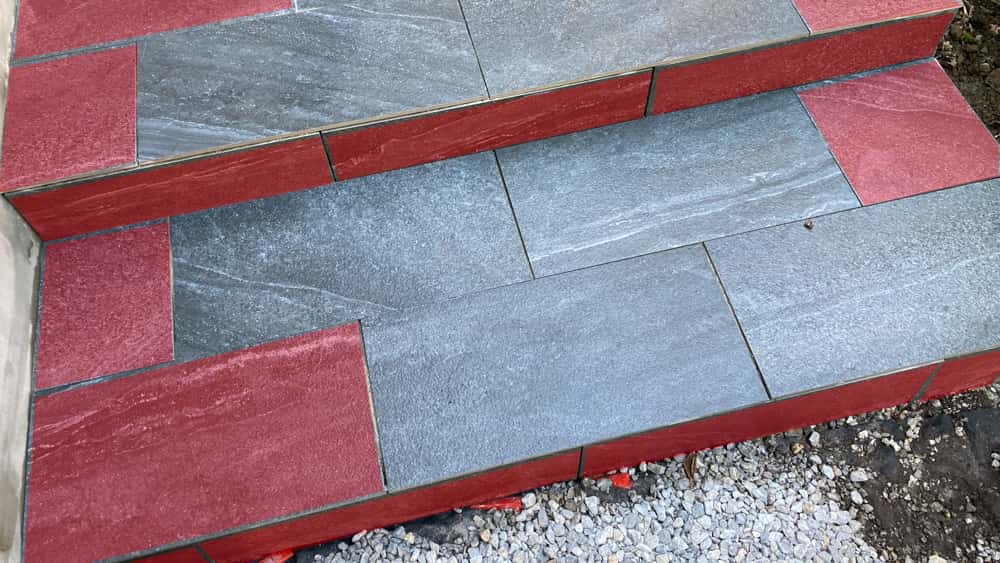 カットが必要なタイル（赤）